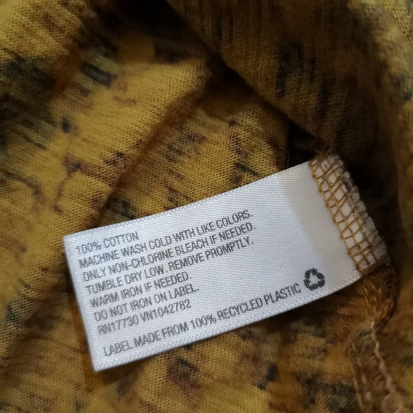 🔵 3/$30 Nice Shirt! Leopard Look V Neck! - Picture 7 of 14